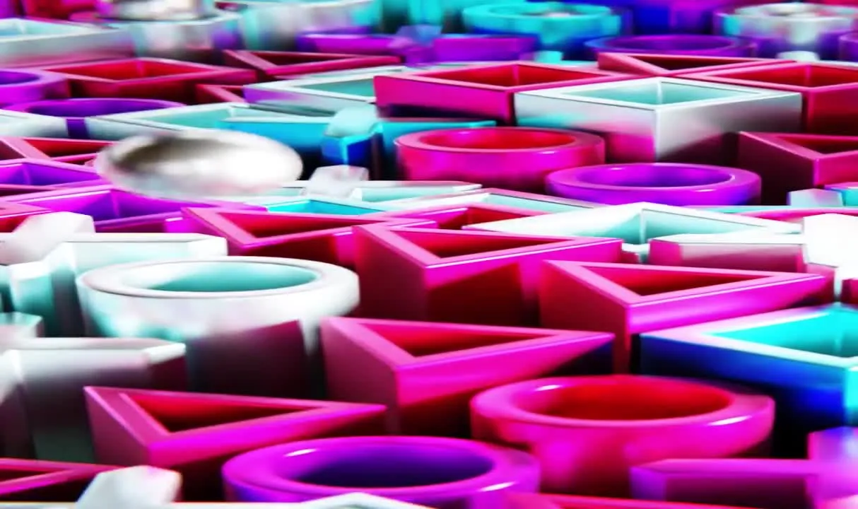 Абстрактная композиция из глянцевых 3D-фигур: кругов, треугольников, квадратов и крестов в розовых, синих и белых тонах, с падающим серебристым шаром.